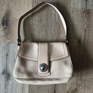 Marc Jacob’s Y2K Vintage Cream Leather Shoulder bag with a push silver buckle